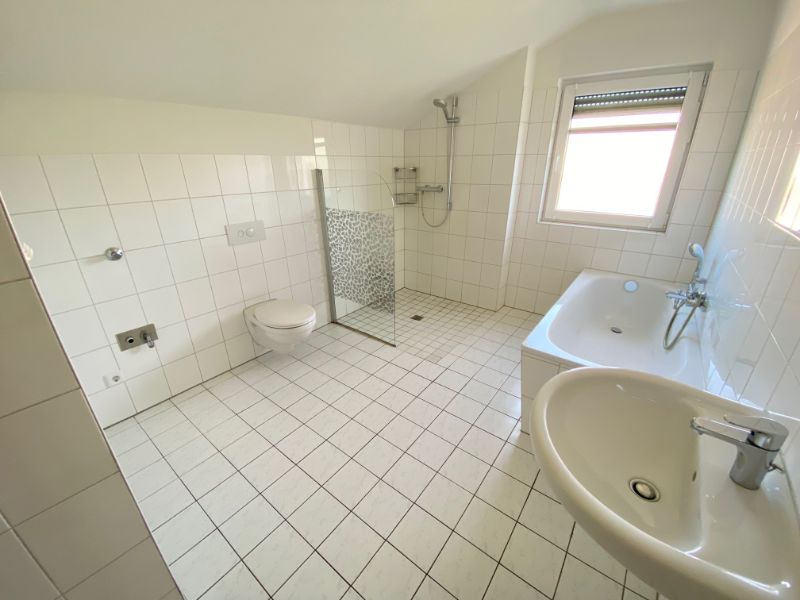 SENIORENWOHNUNG zwei Balkone, Dusche, Wanne, Aufzug, Fußbodenheizung - Foto 3