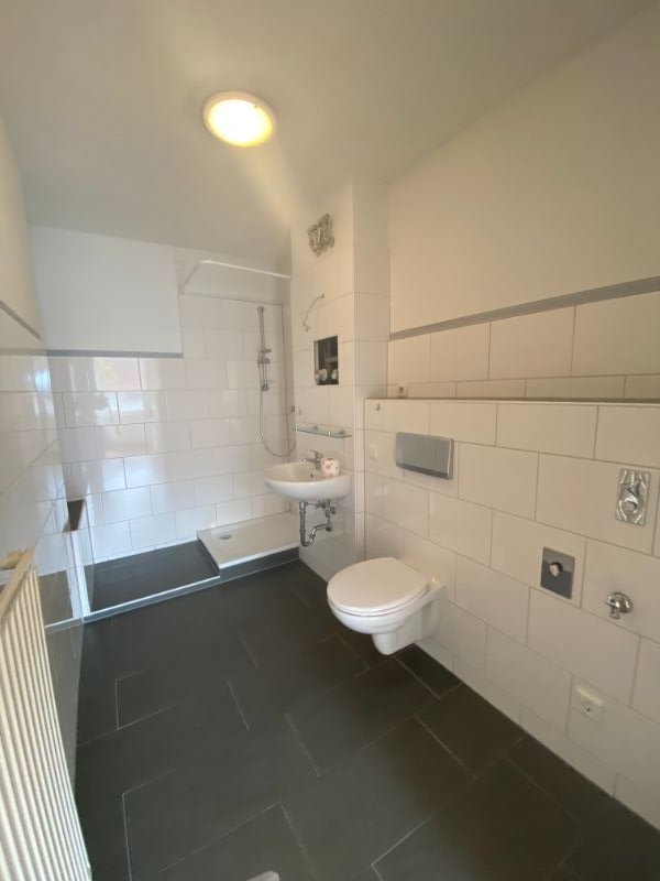 zentrale 2 1/2 Raumwohnung für Senioren ab 60 Jahren zu vermieten! - Photo 2