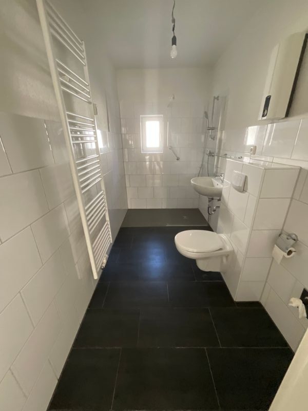 EG-Wohnung mit Dusche ! - Foto 2